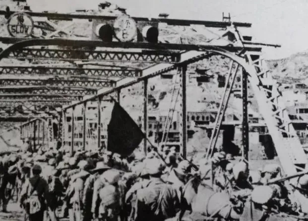 1629969366759055540.jpg 5蘭州解放后 人民解放軍通過鐵橋.webp.jpg